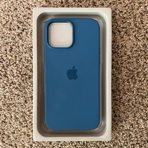 Apple iPhone 13 Pro Max Silicone Case with MagSafe in color Blue Jay